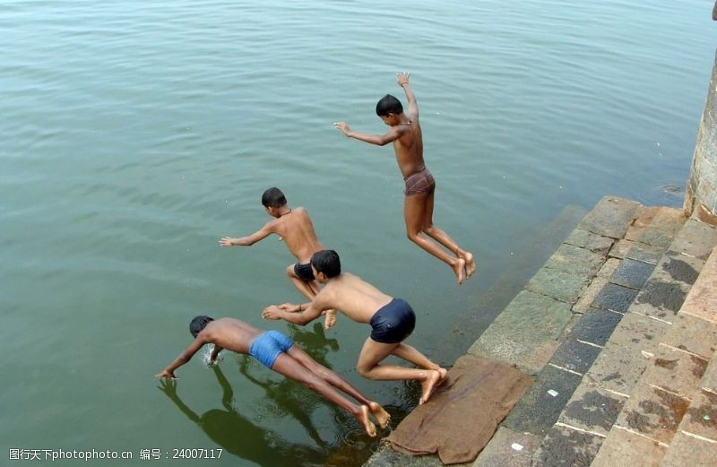 男人人物图库跳水的小孩们