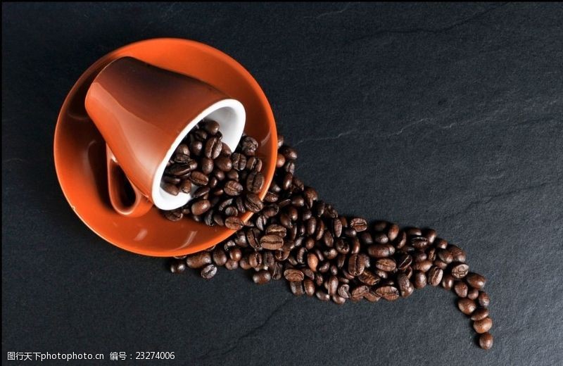 雀巢咖啡散落的咖啡豆