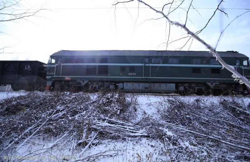 滨水景观雪地上的列车