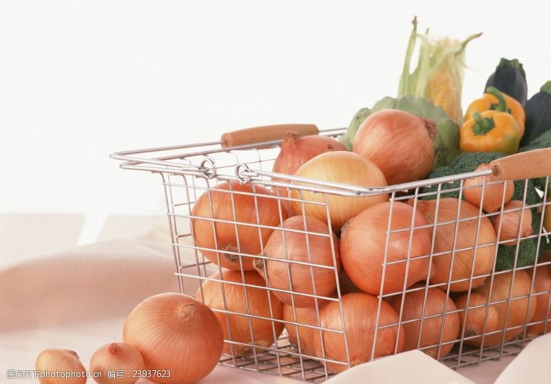 干净购物篮里装满了蔬菜