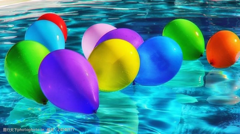 水上娱乐漂浮在泳池上的气球