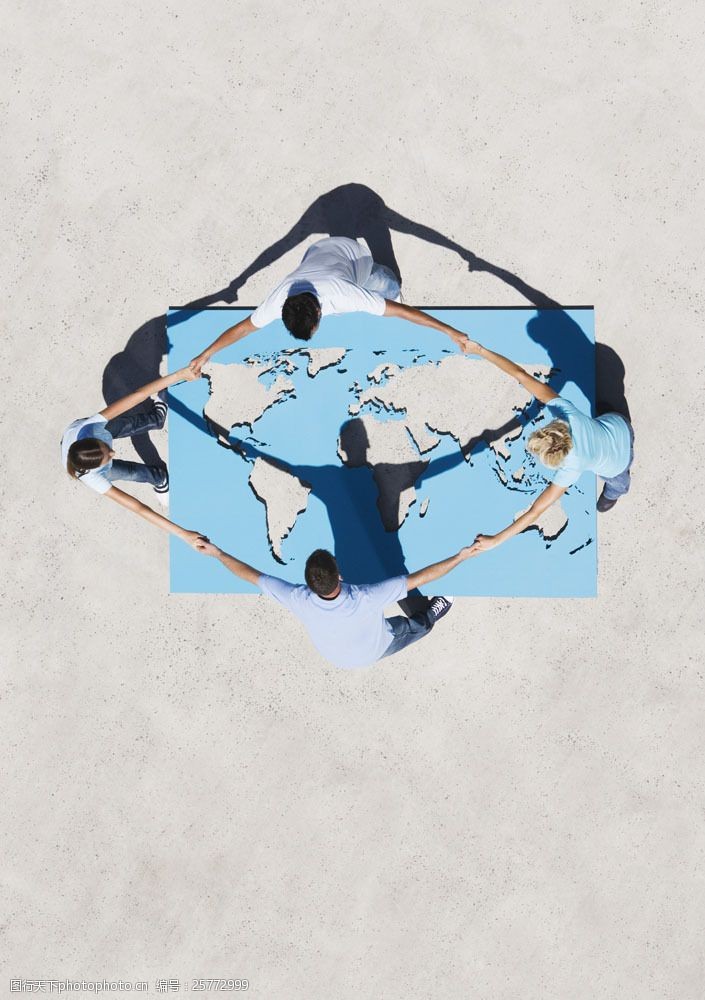 镂空世界地图外国人手牵手包围世界地图图片