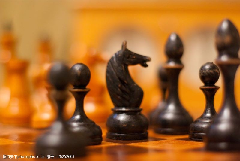 对弈国际象棋木质黑色棋子图片