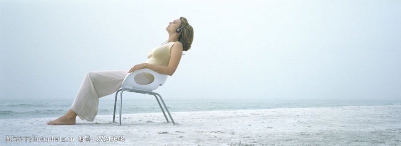 清平乐沙滩椅子上的美女图片