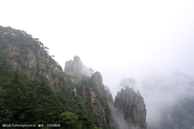 黄山雄峰云雾下的黄山美景图片