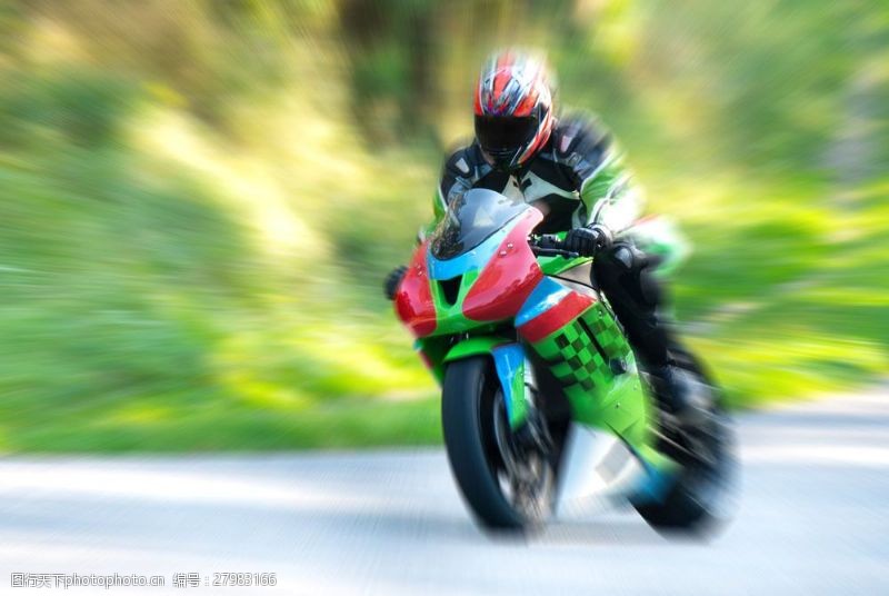 男人图片极速前进的摩托车图片