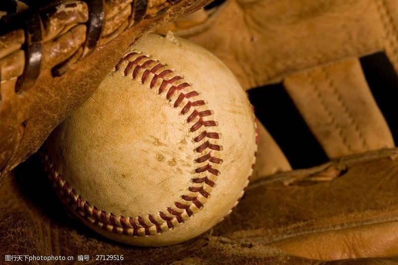 棒球运动员皮夹袋里的棒球图片