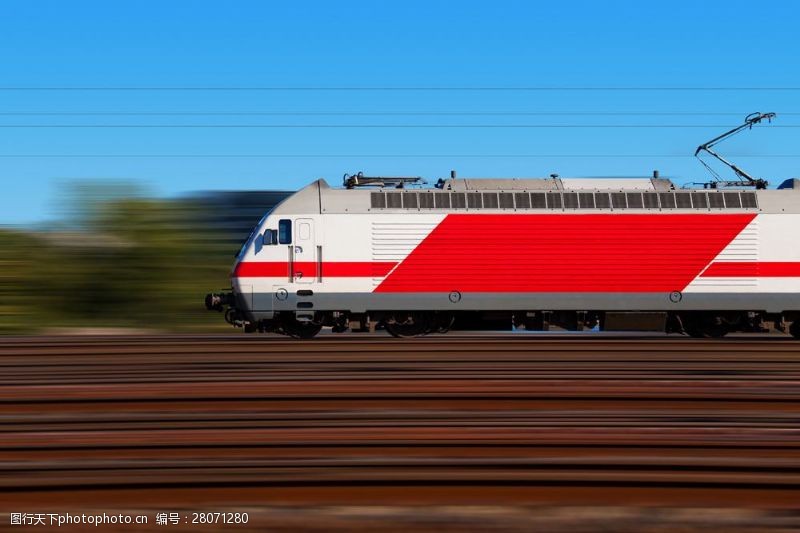 车辆行驶中的快速火车图片
