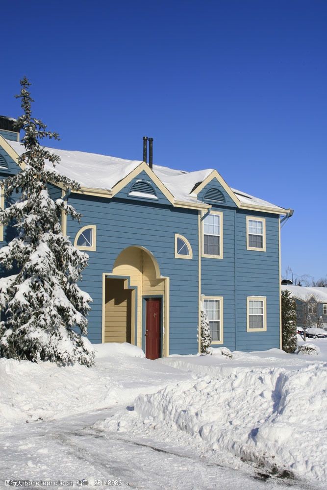 清新空气冬天房子与积雪图片