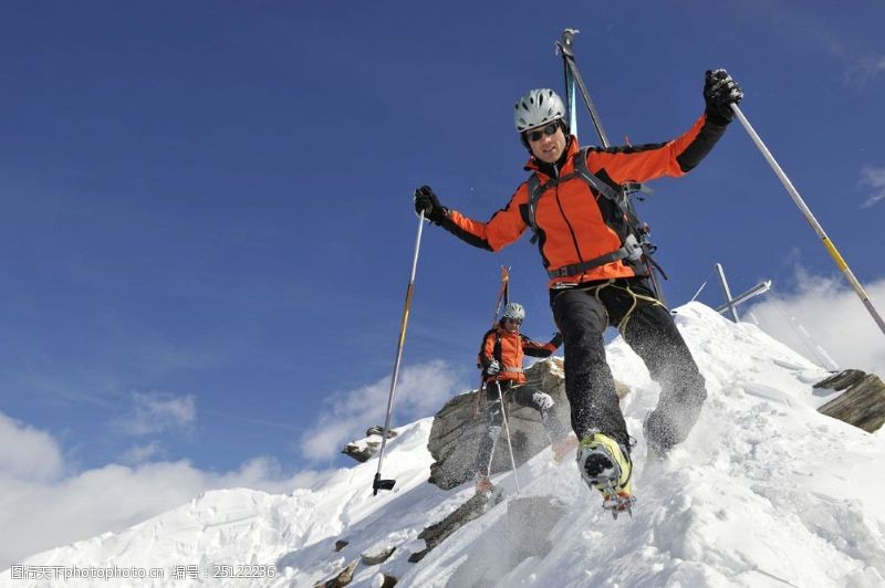 极限运动高山划雪的运动员图片