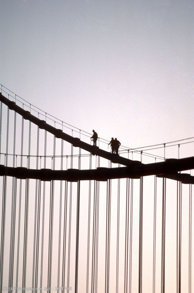 吊梁天桥上攀登的三个人图片