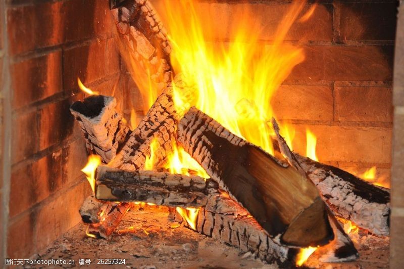 正在燃烧的木柴图片
