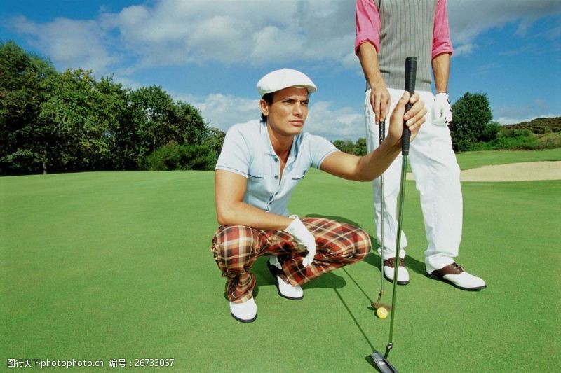 休闲高尔夫高尔夫球场上的时尚男性图片