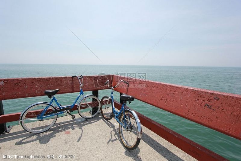 爱车码头海岸码头的两辆单车