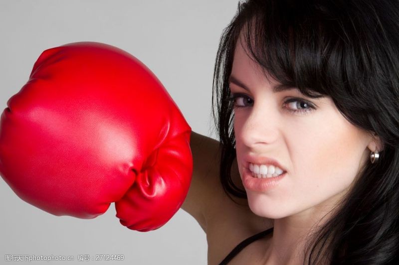 拳击美女红色拳击手套的美女图片