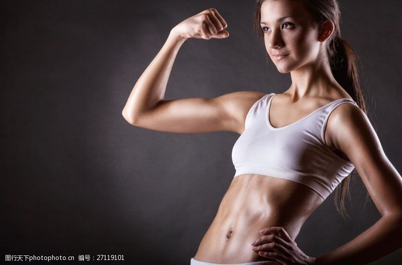 减肥的美女展示肌肉的女子健美运动员图片