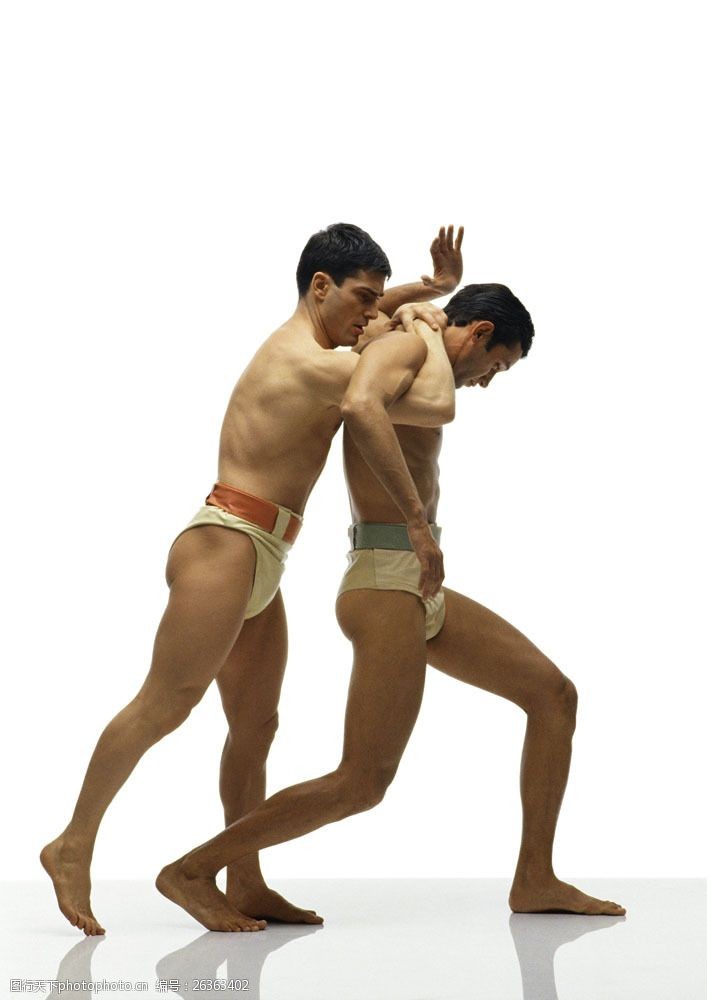 古代奥运会正在摔跤的外国男性运动员图片