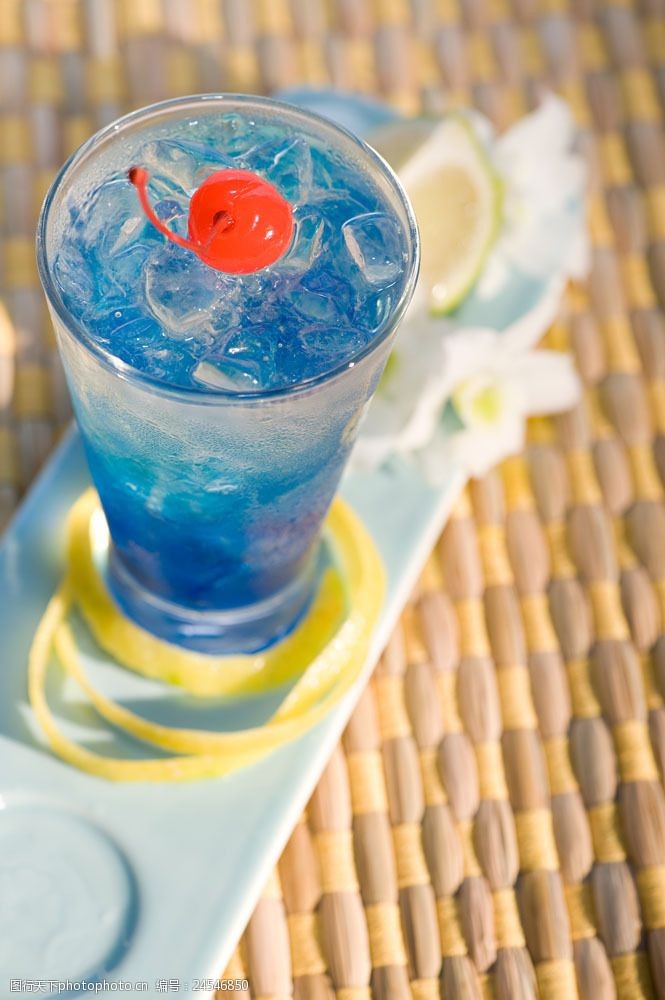 桃汁玻璃杯里的蓝色饮料图片