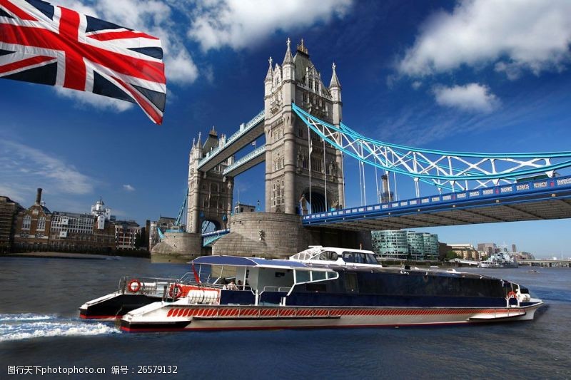 伦敦旅游景点伦敦塔桥下的游艇与英国国旗图片
