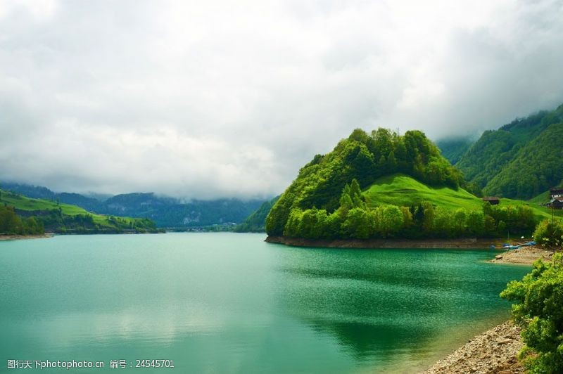 美丽的蓝天碧绿的湖水图片