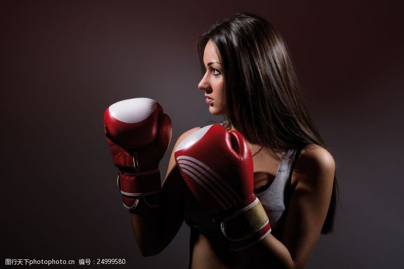 拳击美女戴手套的美女拳击手图片