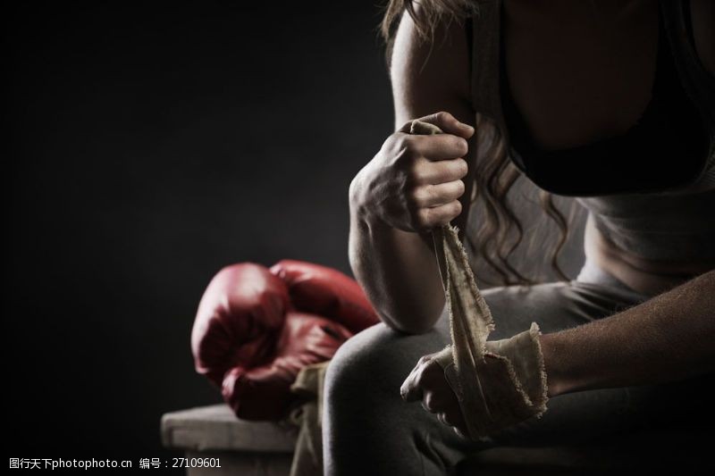 拳击美女包扎手腕的美女拳击手图片