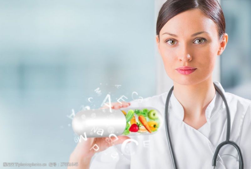 职业美女拿着蔬菜胶囊的医生图片
