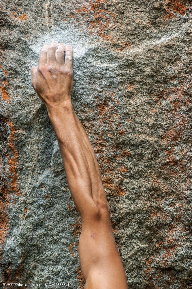 登山人物石壁上的手臂摄影图片