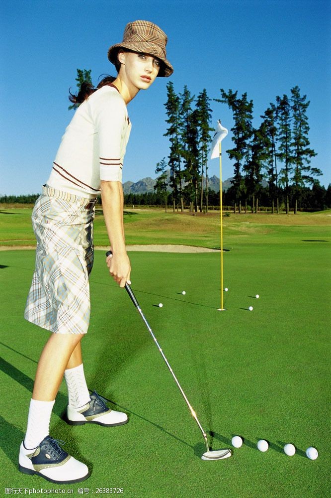 贵族运动打高尔夫球的时尚美女图片