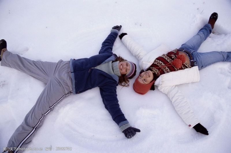 娱乐活动躺在雪地上的两个女人图片