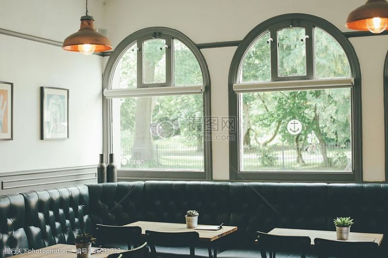 咖啡馆内部采用黑色转角沙发玻璃窗木制的桌子和吊灯