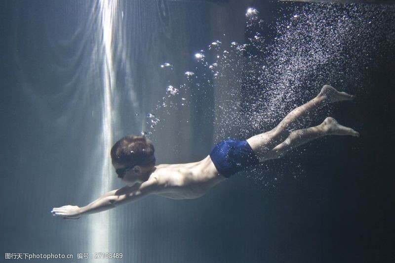 潜水运动潜水的小男孩图片