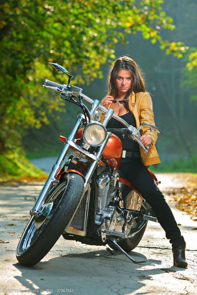 戴墨镜的美女骑在摩托车上手拿墨镜的美女图片