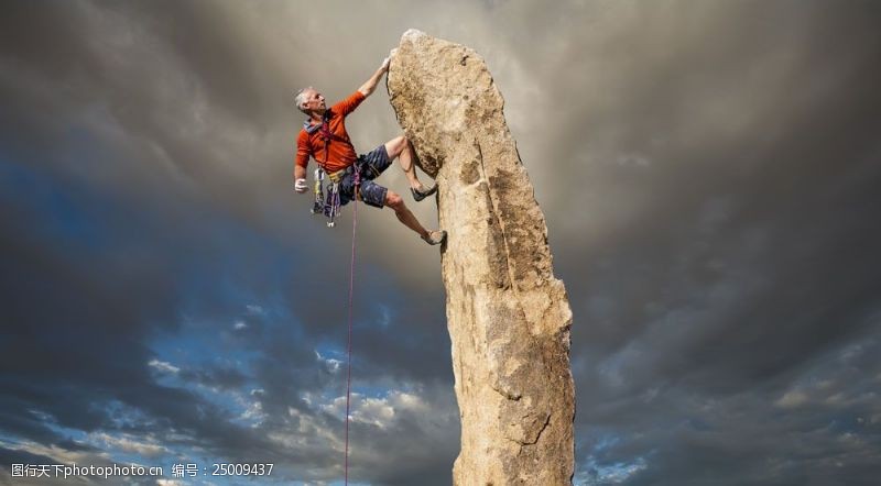 登山运动悬崖边攀登的人高清风景图图片