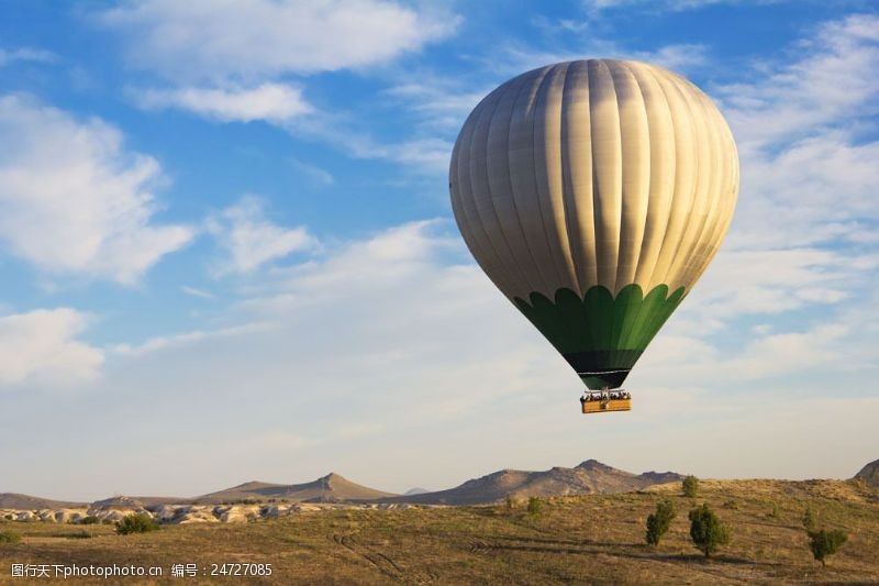 美丽的蓝天飞翔的热气球图片