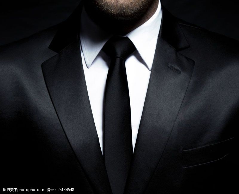 黑色西装黑色领带商务男人图片