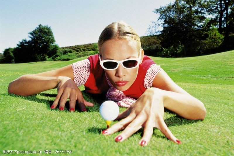 休闲高尔夫趴在球场上的时尚美女图片