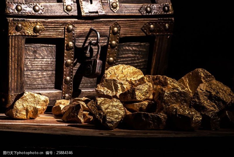 财宝箱箱子里的许多黄金石头图片