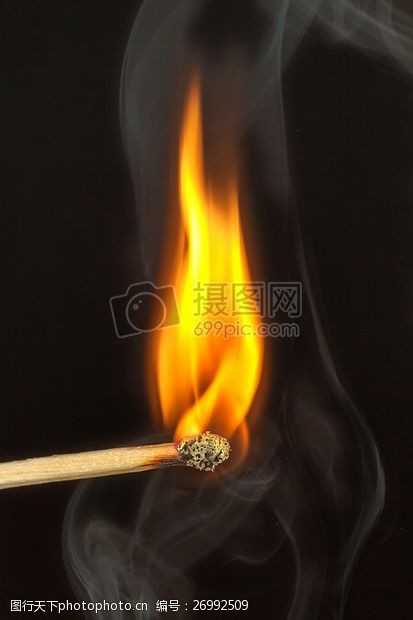 烟机特写正在燃烧的火柴