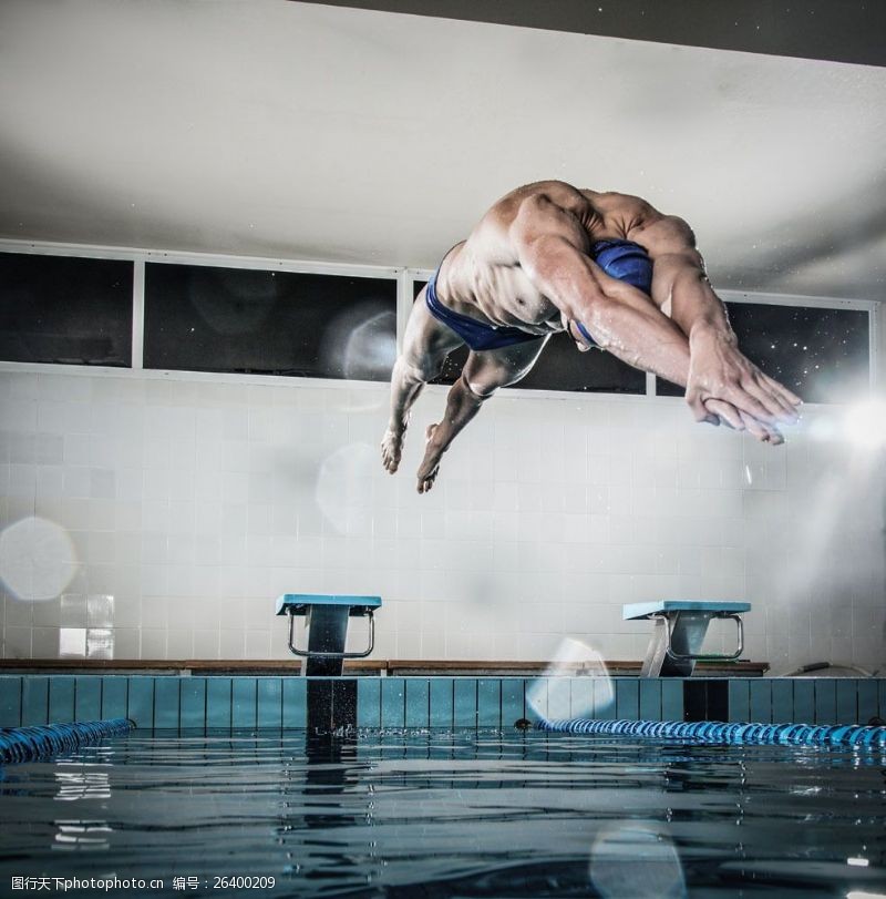 游泳比赛游泳的男人图片