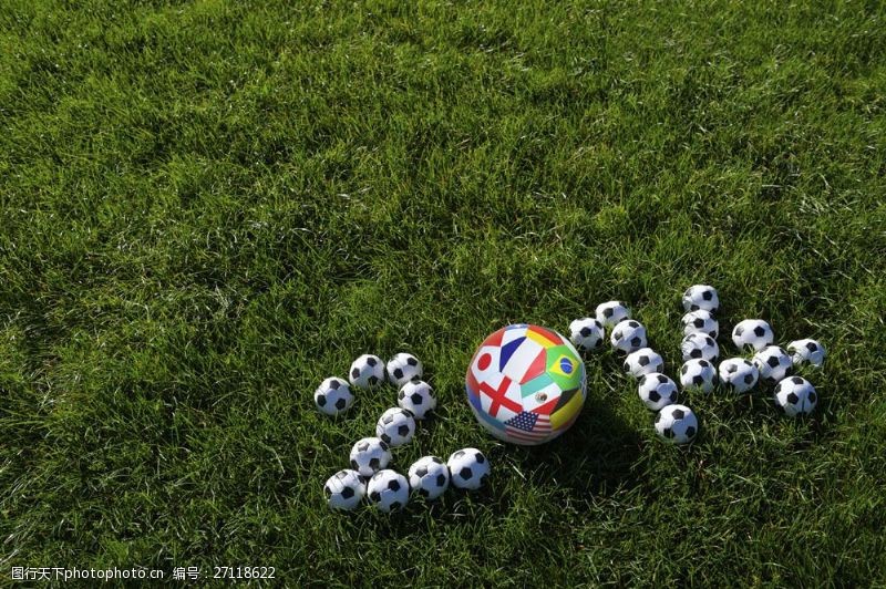 世界杯草坪上足球组成的2014图片