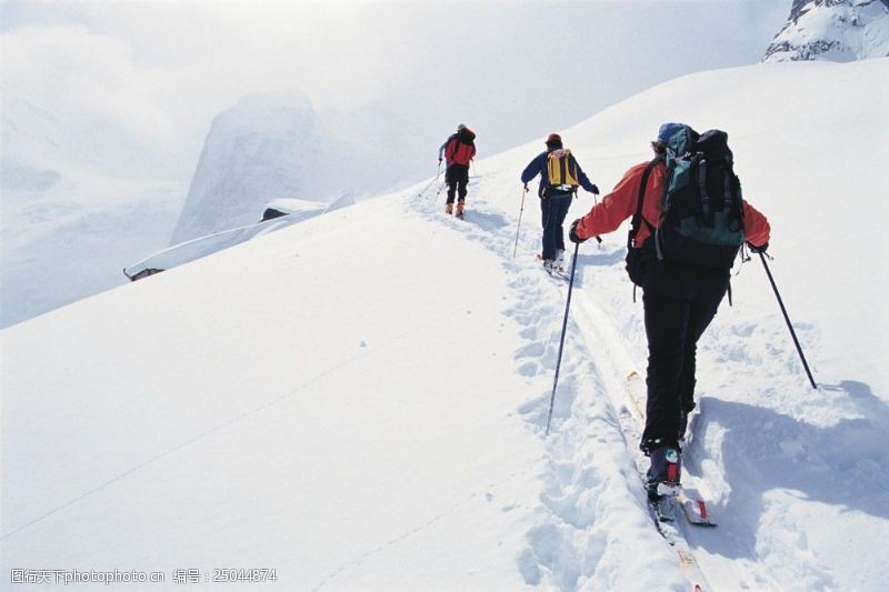 登山运动登山的滑雪运动员摄影图片