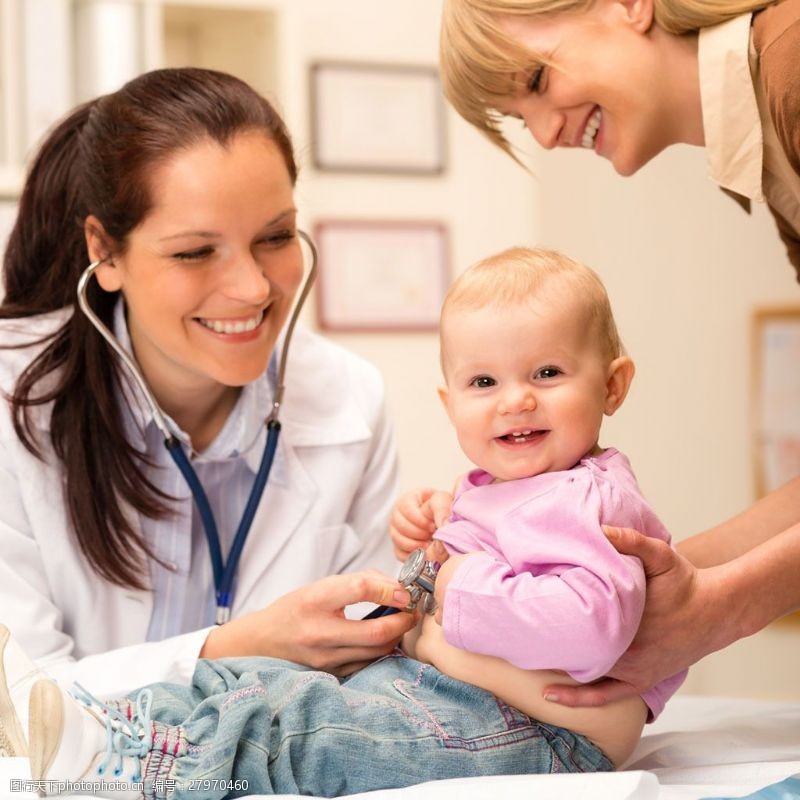 婴儿护理开心检查婴儿的女医生和妈妈图片