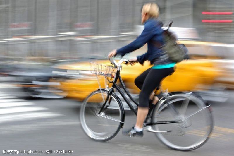 骑行骑单车的人图片