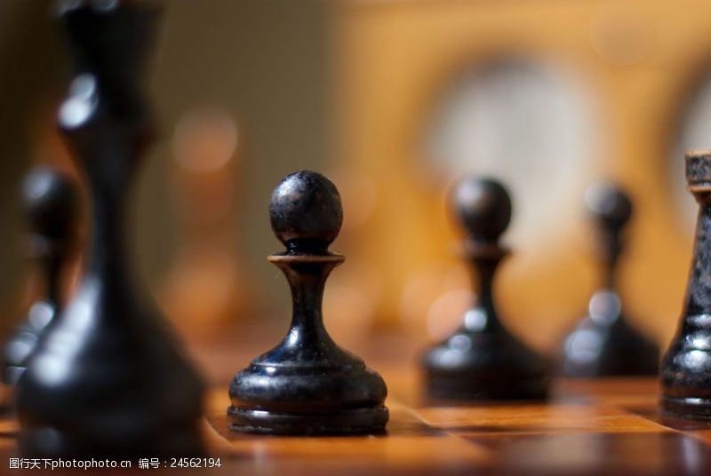 智慧国际象棋黑色棋子摄影图片
