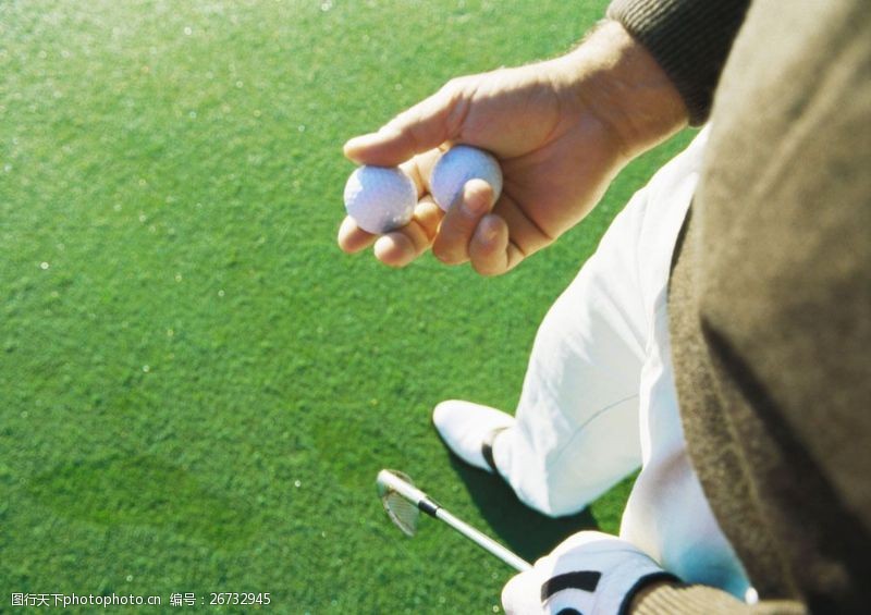 休闲高尔夫手拿高尔夫球棒和两个球男人图片