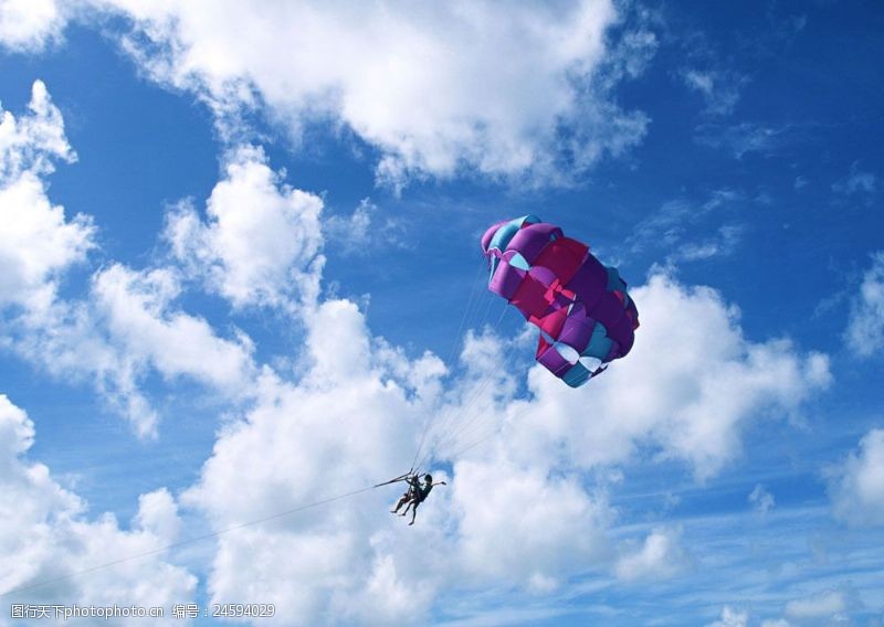 夏威夷跳伞的人图片