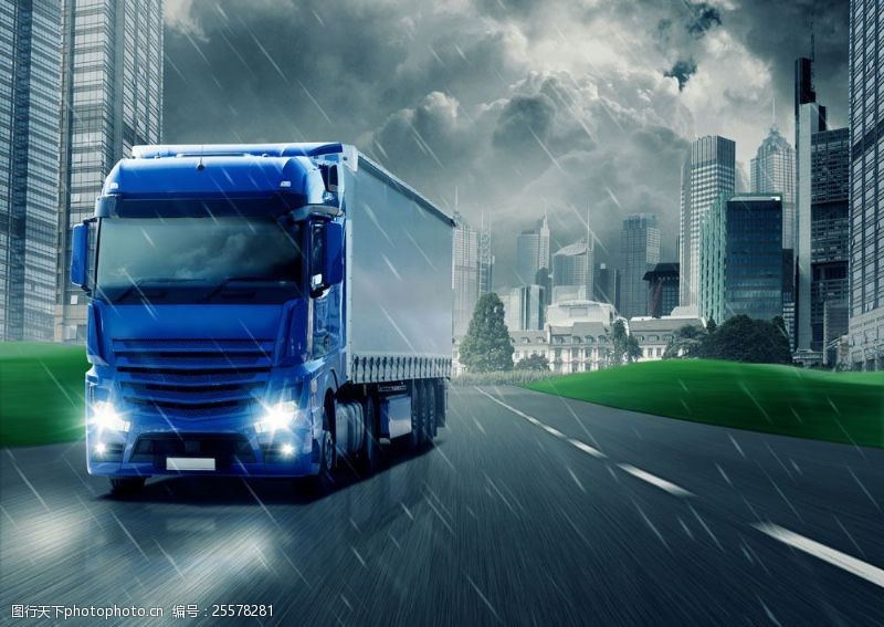 汽车运输雨中行进的蓝色大卡车图片