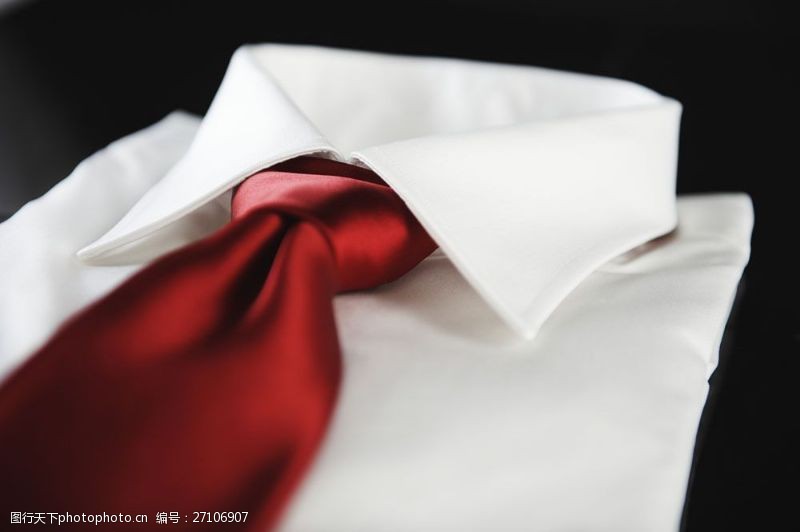 白领叠好的白色衬衫和红色领带图片