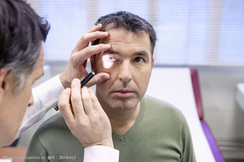 检测检查病人眼睛的医生图片